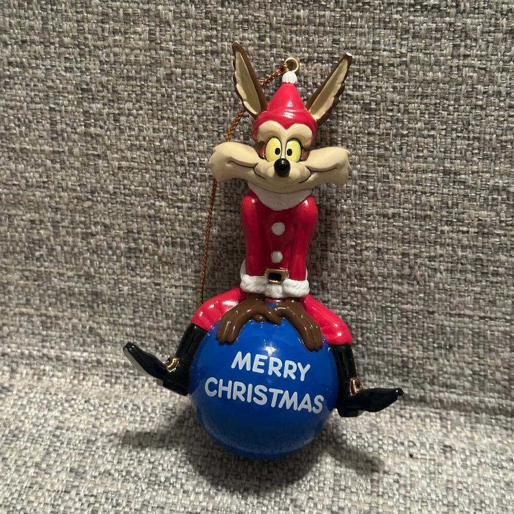 1990's Danbury Mint Bugs Bunny Christmas Ornament Collection - Pepé Le Pew